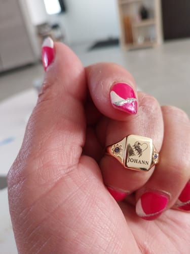 Customer photo review of En mémoire de l’être aimé – Bague personnalisée avec nom et pierre de naissance en forme d’ailes