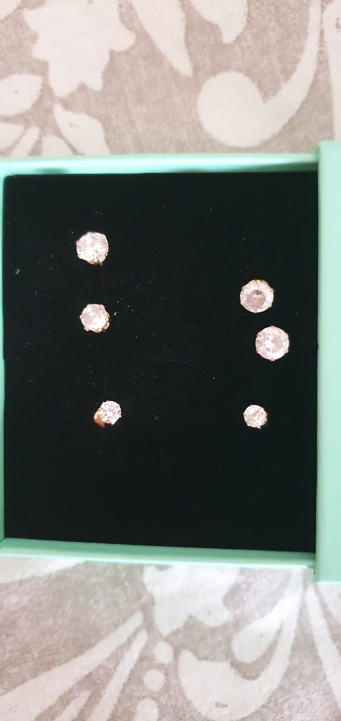 Customer photo review of Round Dainty Ohrstecker Set 18K Vergoldet