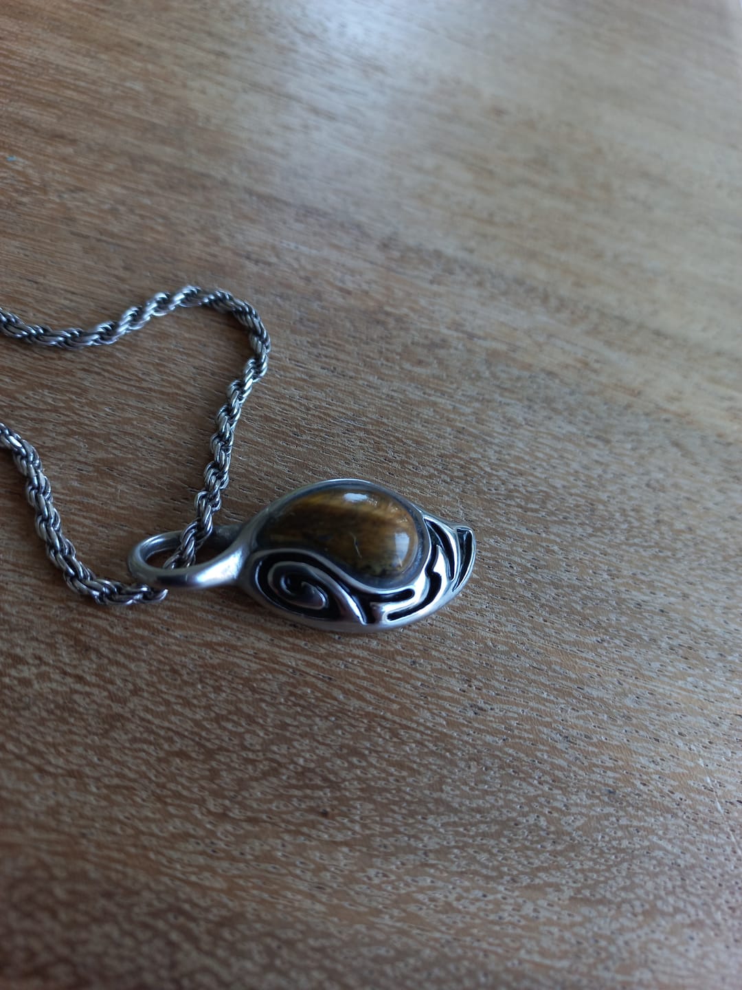 Customer photo review of Pendentif "Bouclier Tribal" en Oeil de Tigre