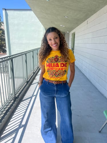 Customer photo review of Hija De Immigrantes Orgullosamente Tee