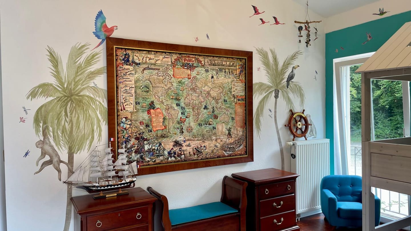 Customer photo review of Old Pirate World Map by Ray&Co, 2025: Pirate Ships, Weapons, History