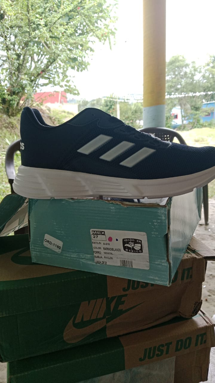 Customer photo review of Tenis 018 Negro Blanco