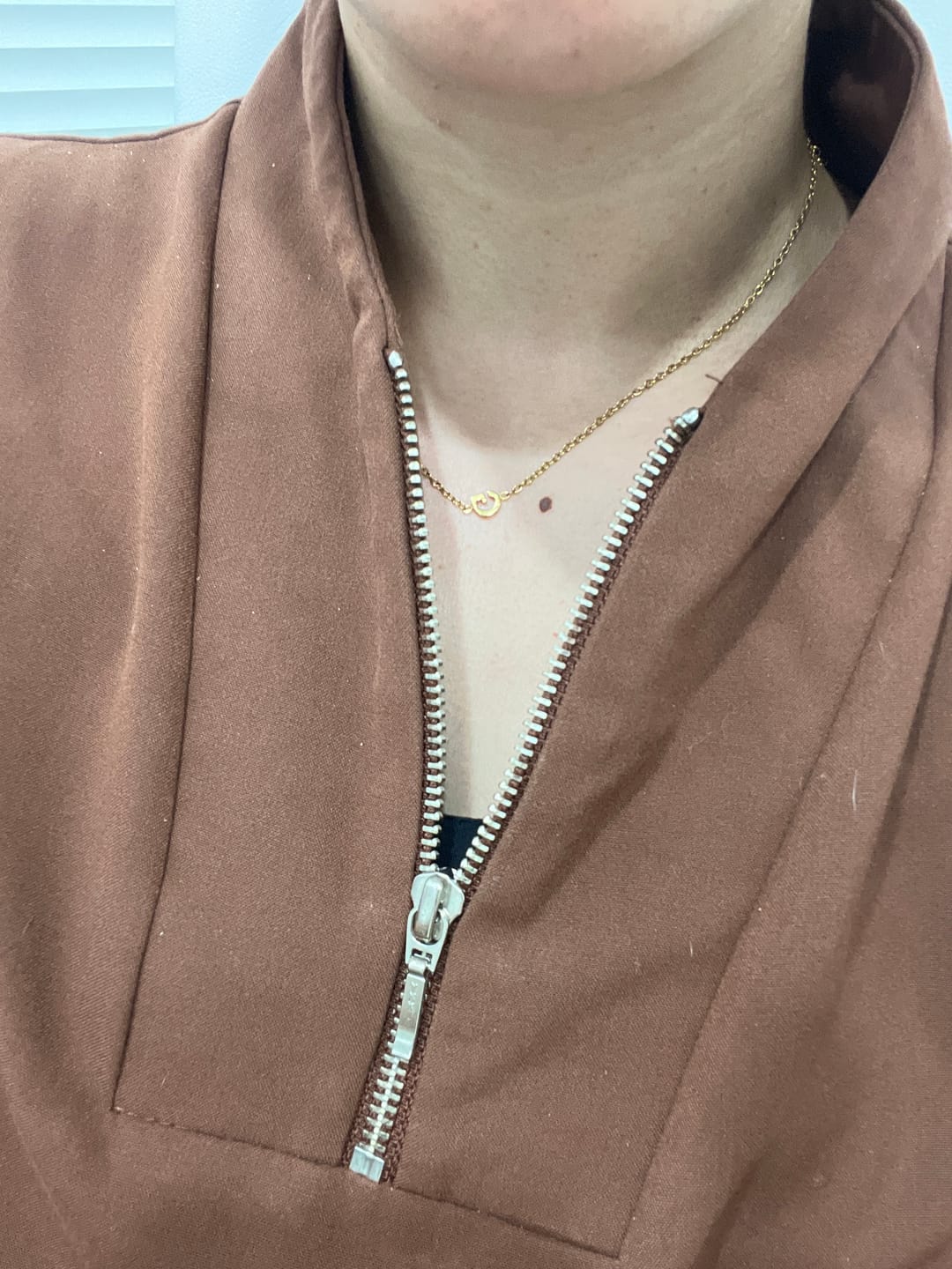 Customer photo review of Collar con iniciales personalizadas en horizontal