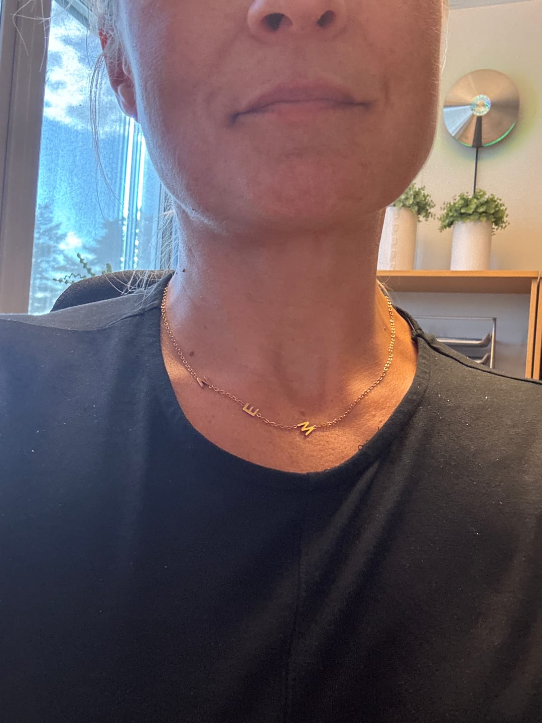 Customer photo review of Personligt halsband med initialer i sidled