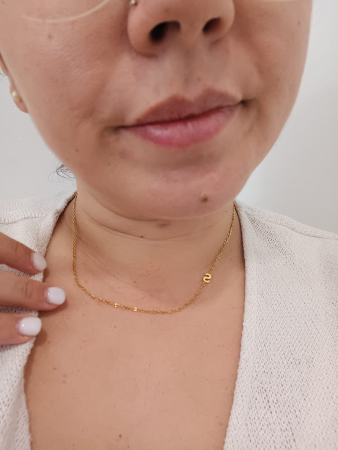 Customer photo review of Colar de Iniciais Laterais Personalizado