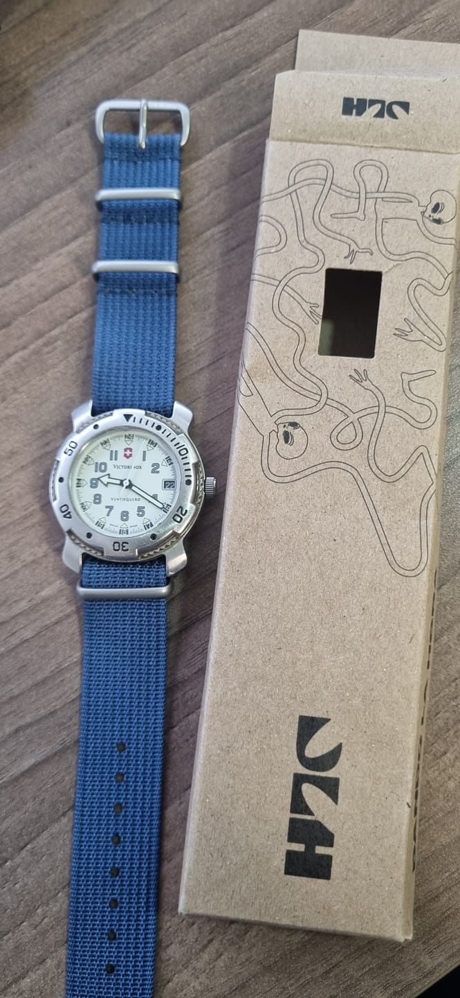 Customer photo review of Correa Nato Dando La Hora Azul