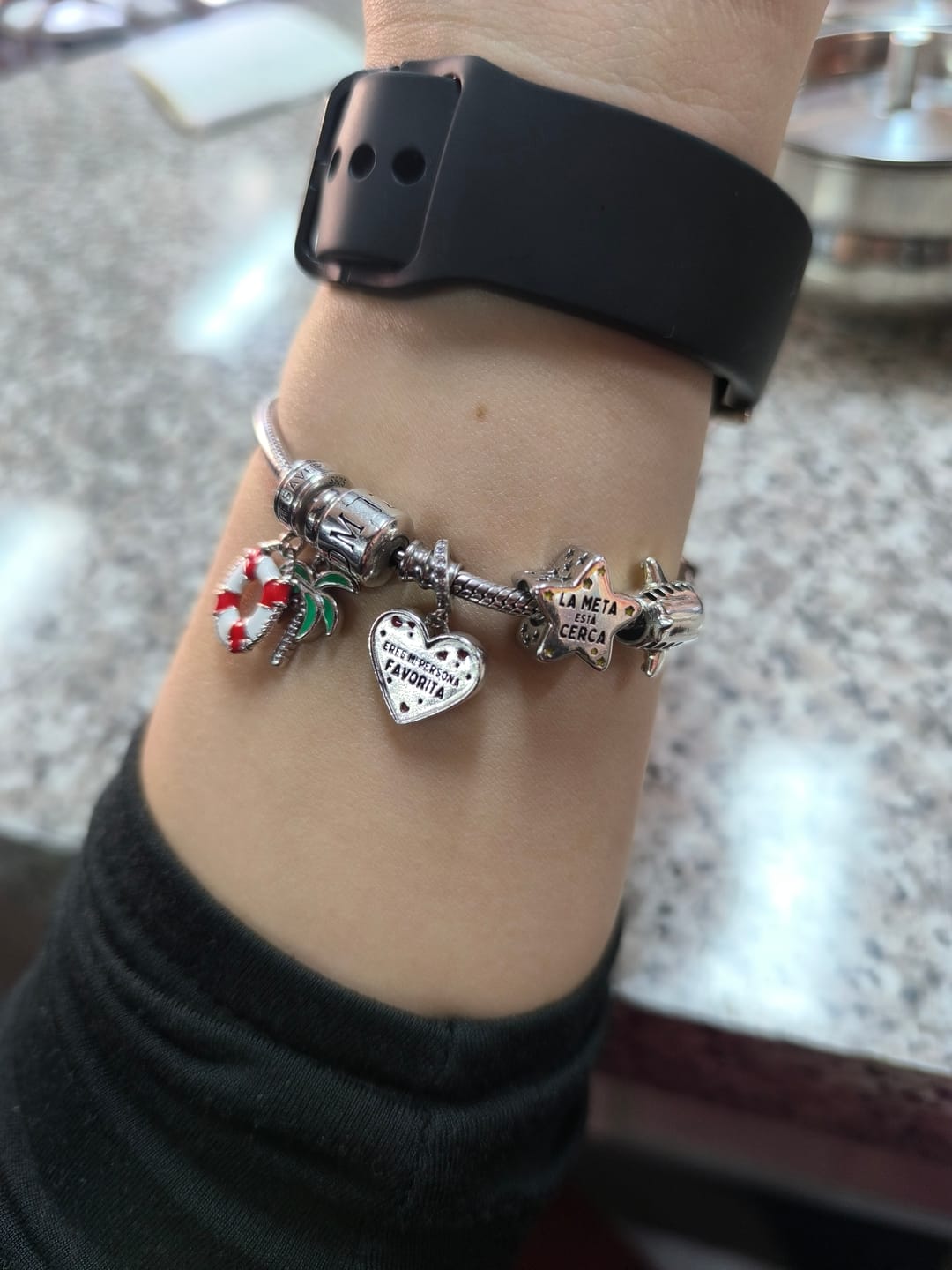 Customer photo review of Charm Nunca Te Rindas