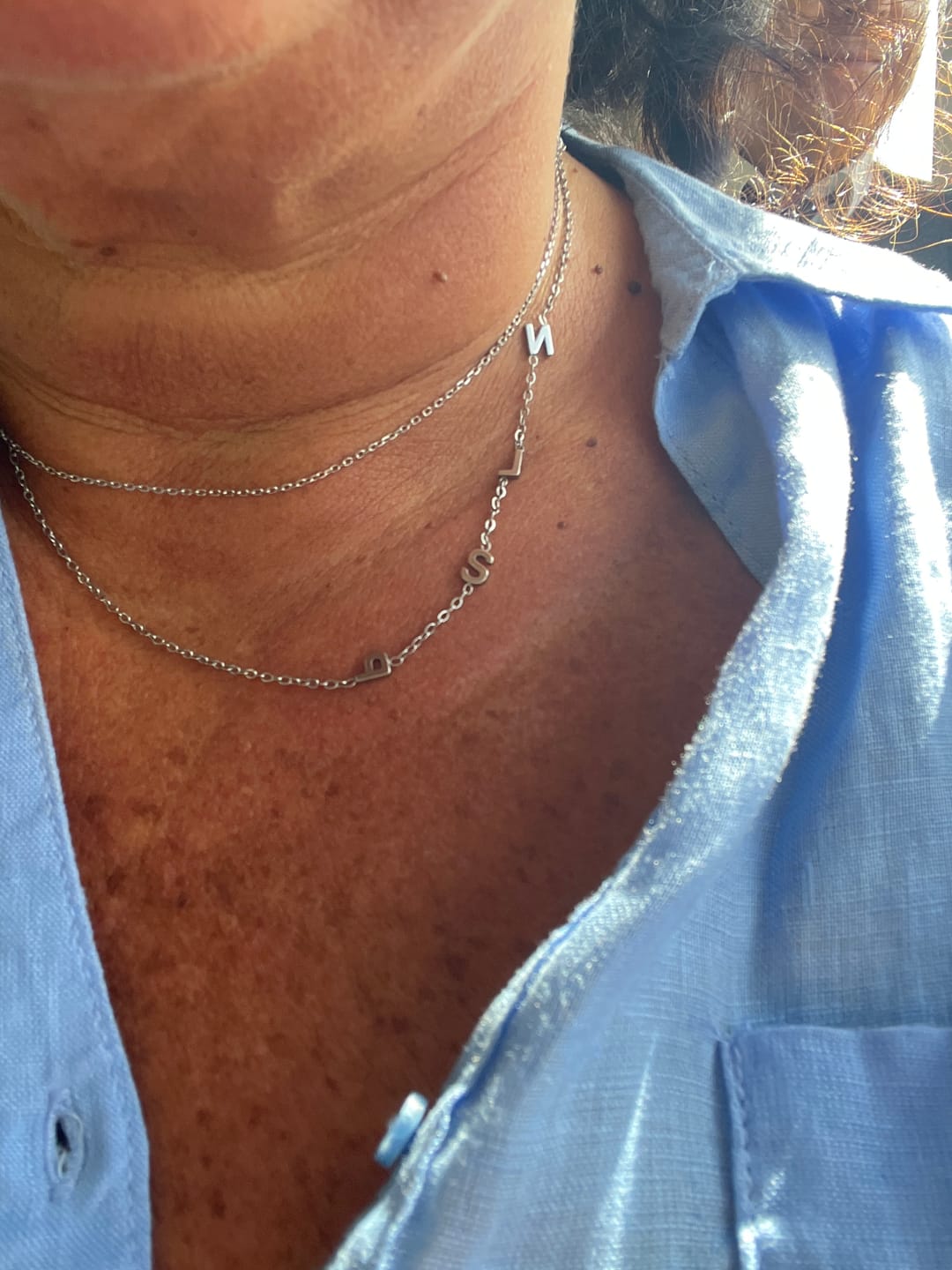 Customer photo review of Personligt halsband med initialer i sidled