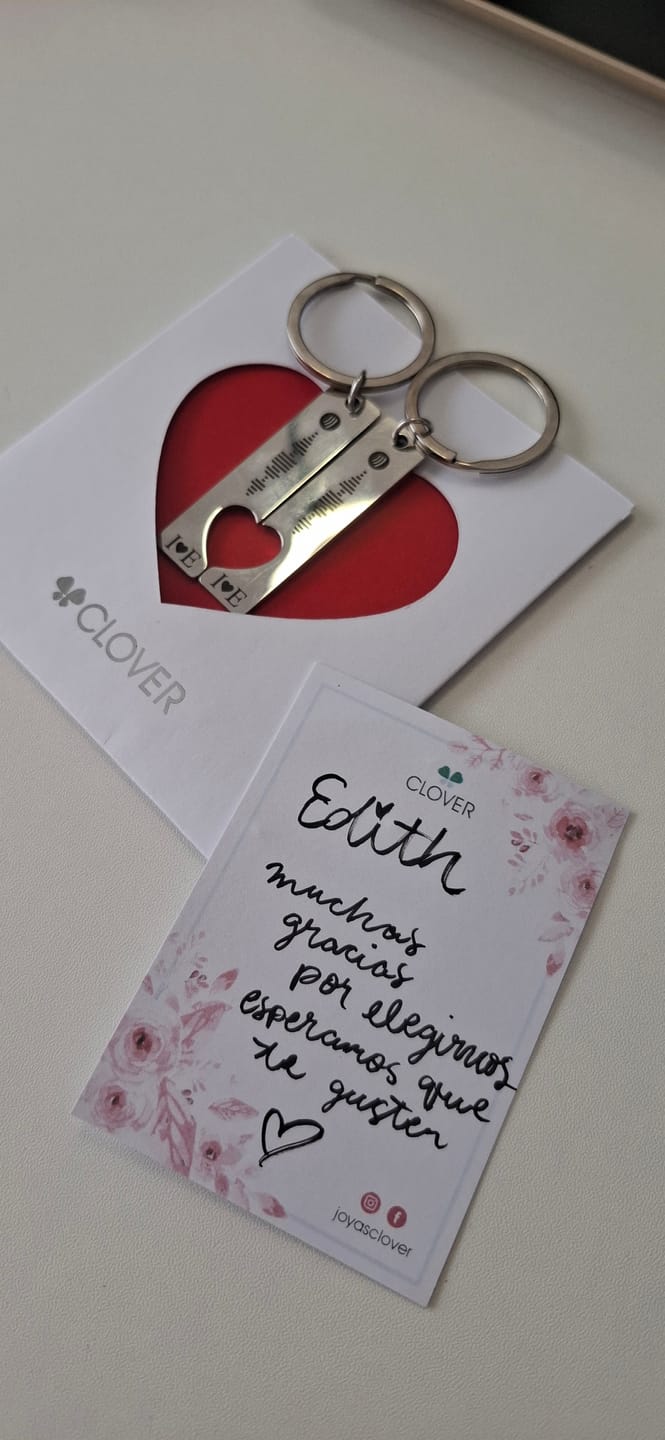 Customer photo review of Set de dos llaveros para pareja código de spotify e iniciales