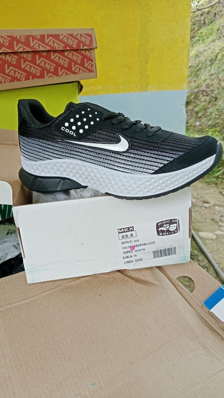Customer photo review of Tenis 013 Negro Blanco