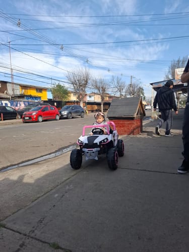 Customer photo review of Camioneta Eléctrica todo terreno con control remoto Explorer Rosa Bebesit