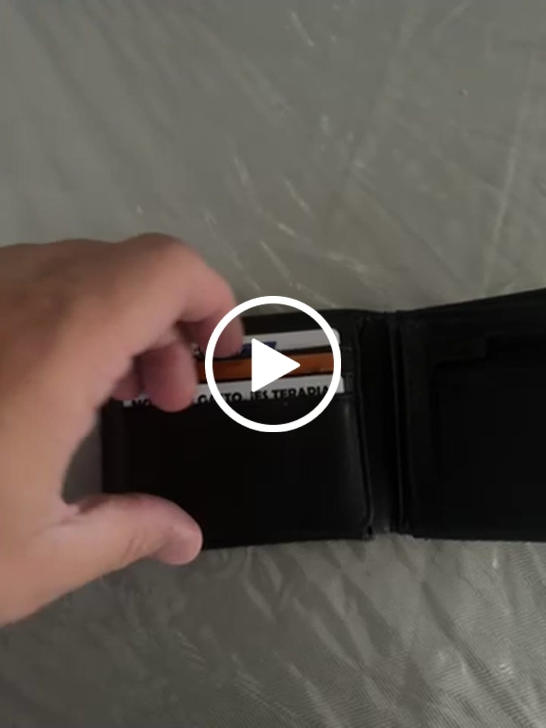 Customer video review of No es un Gasto, es Terapia - Sticker para Tarjeta de Crédito