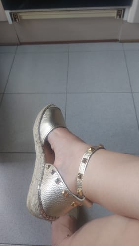 Reseña con foto de un cliente sobre Alpargata Estilosa Oro