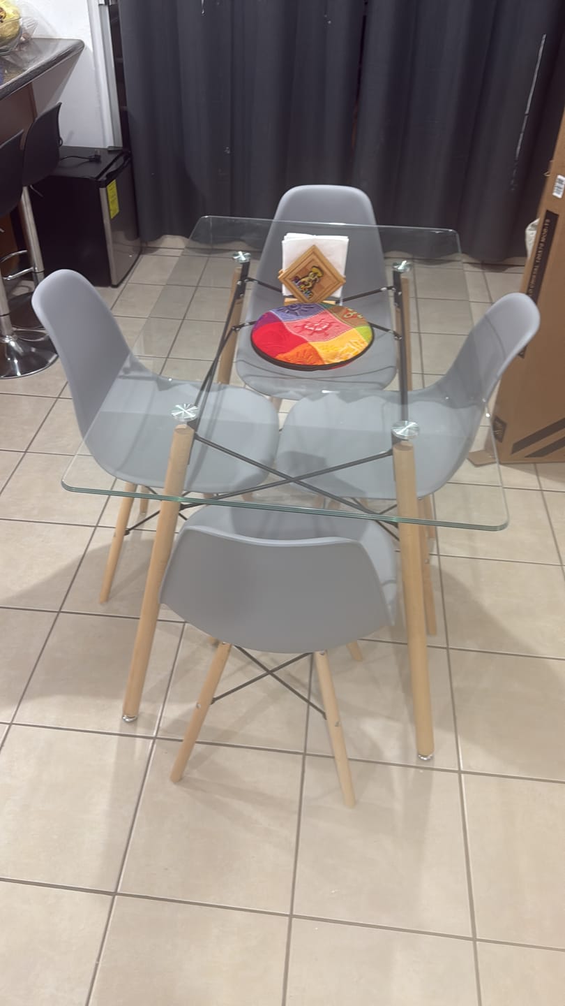 Customer photo review of Comedor Mesa Rectangular T5 + 4 Sillas Oslo
