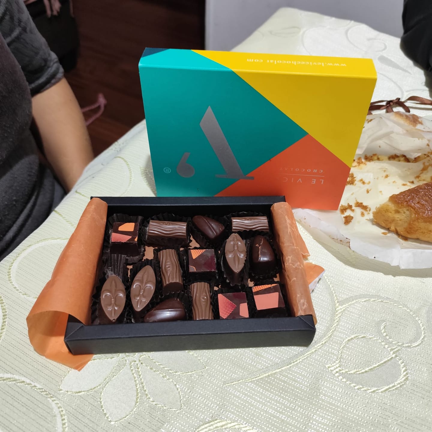Customer photo review of Caja 8 bombones