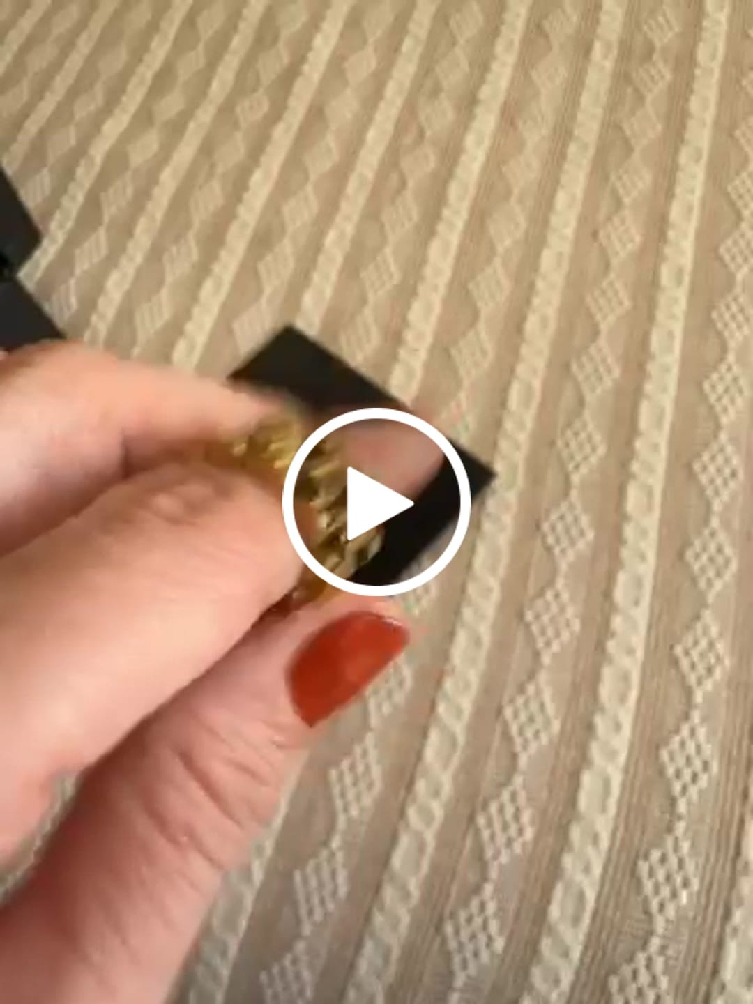 Customer video review of Anel Beauty Largo Elos Minimalista Banhado em Ouro 18k