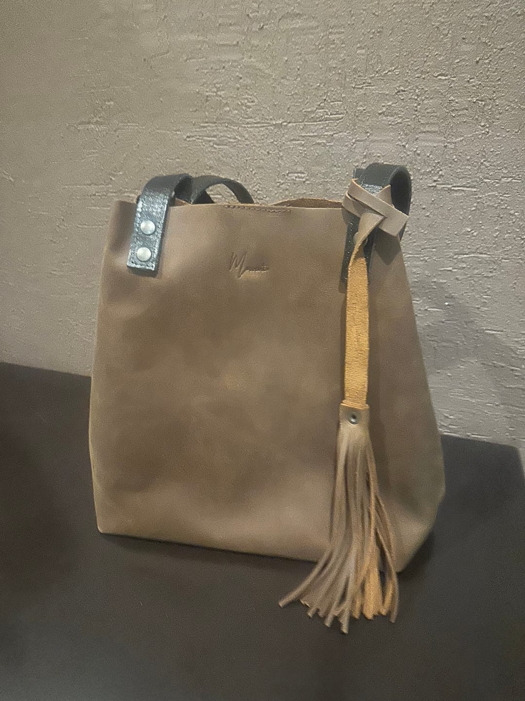 Customer photo review of Bolso Tote Cuero Praga Plus+ Crazy Café Doble Vista
