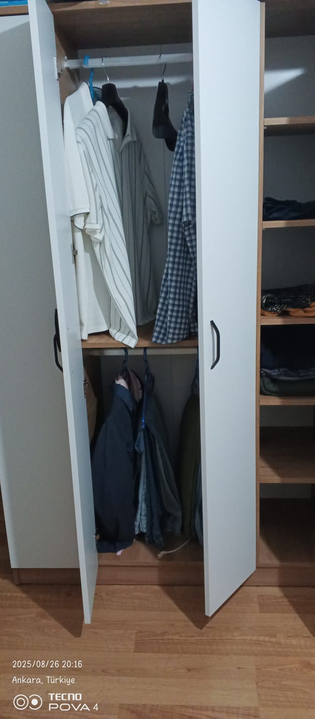 Customer photo review of Rani BA116 Geniş Gardırop Elbise Dolabı 4 Kapaklı 12 Raflı 2 Askılı Sepet Ceviz - Beyaz