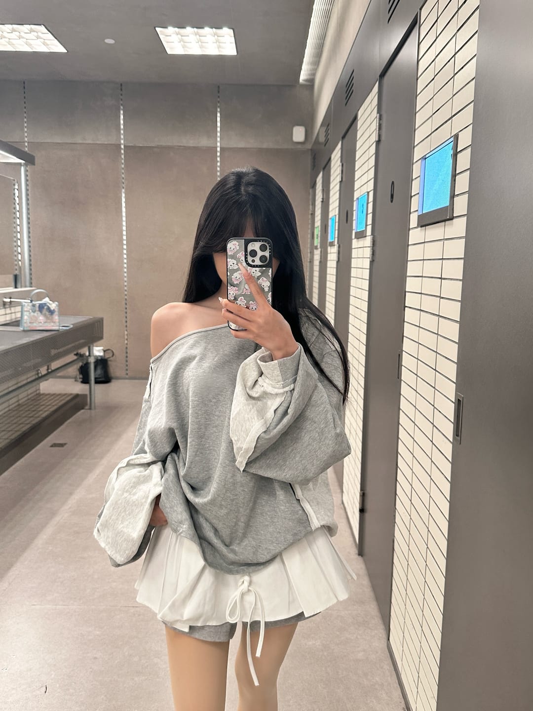 Customer photo review of WARDEN EDGE Asymmetric Cut Raw Edge Sweatshirt