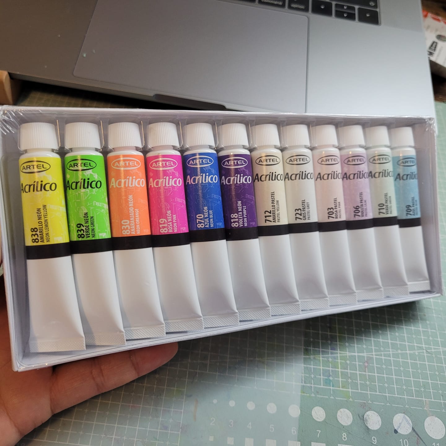 Customer photo review of Artel - Set 12 Pinturas Acrílicas Colores Neón y Pastel 12 ml