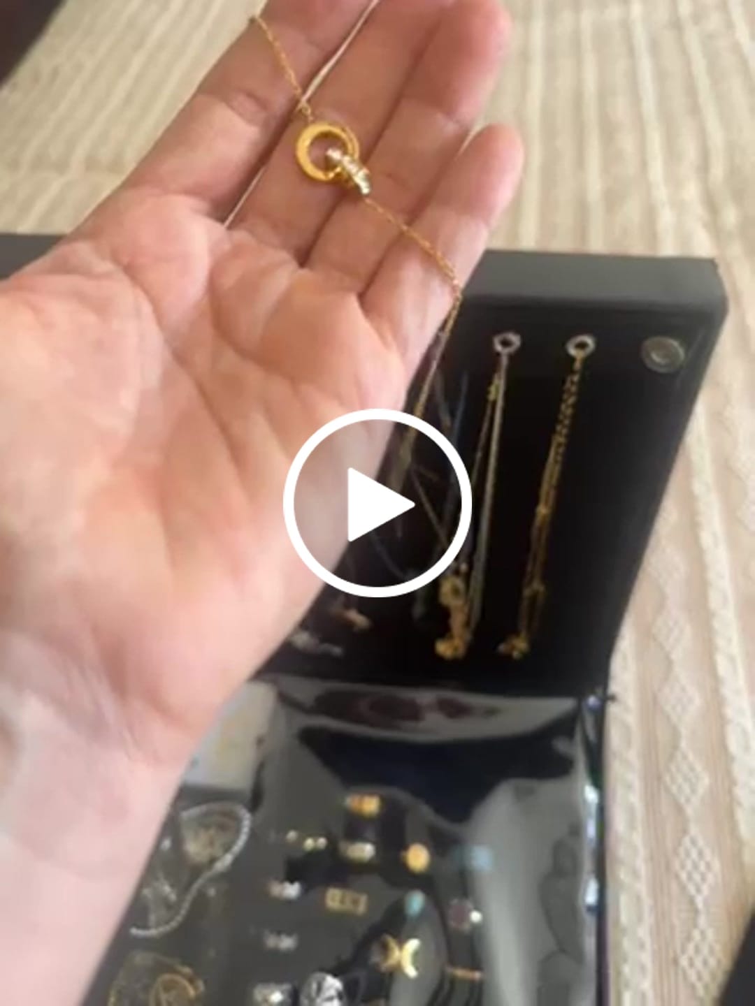 Customer video review of Colar Imperial Pedra Zircônia Banhado em Ouro 18K