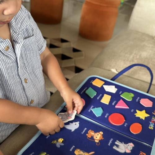 Niño usando el Maletín LúdiKo Montessori