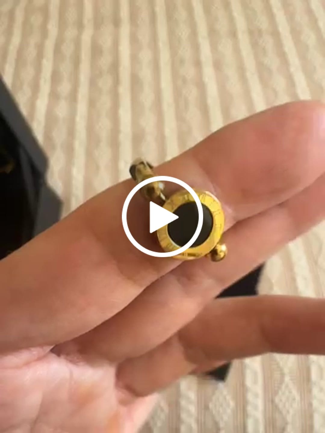 Customer video review of Anel Giratório Numeral Romanos Banhado em Ouro 18K