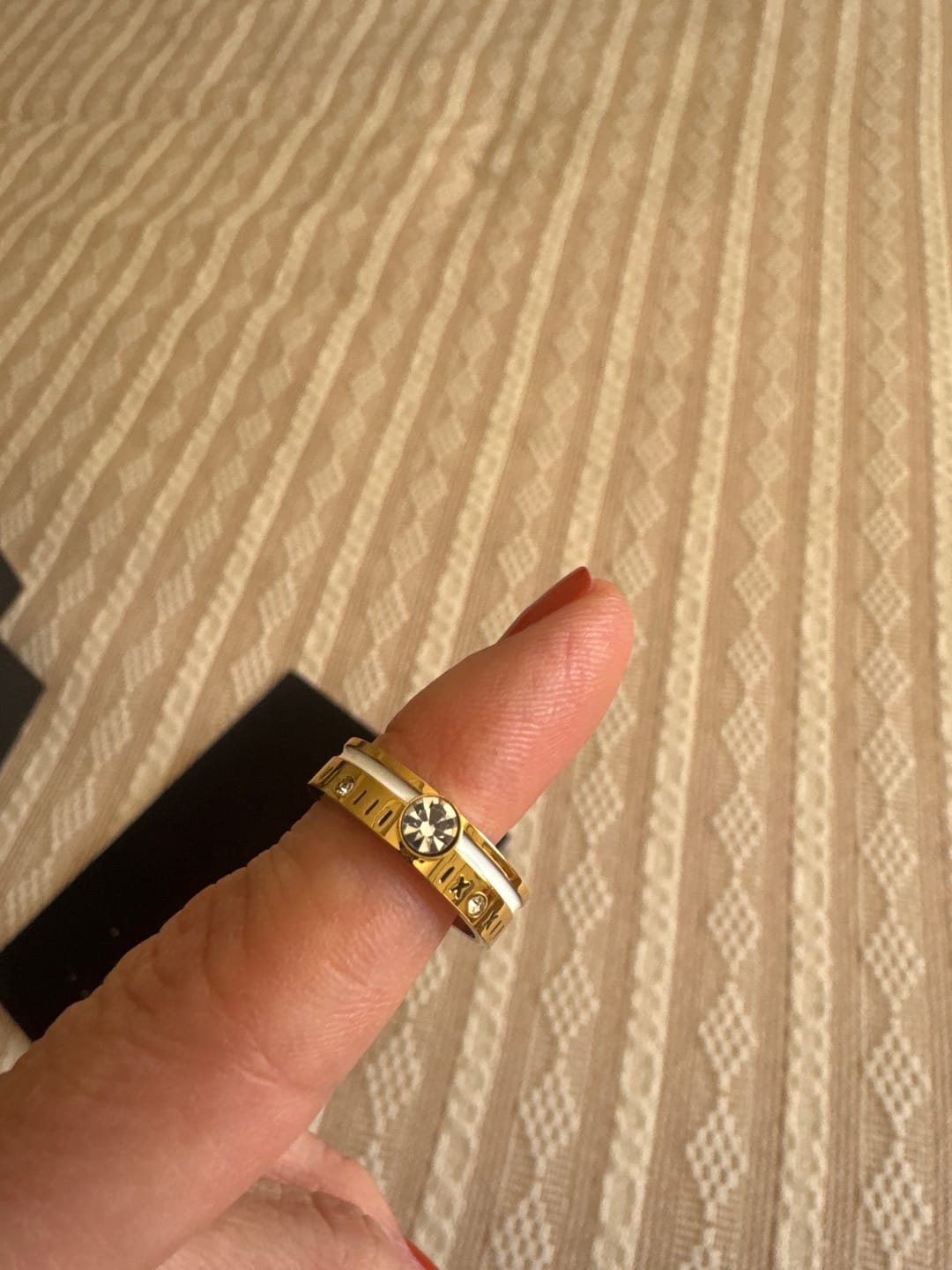Customer photo review of Anel Rainha Pedra Cristal Banhado em Ouro 18k