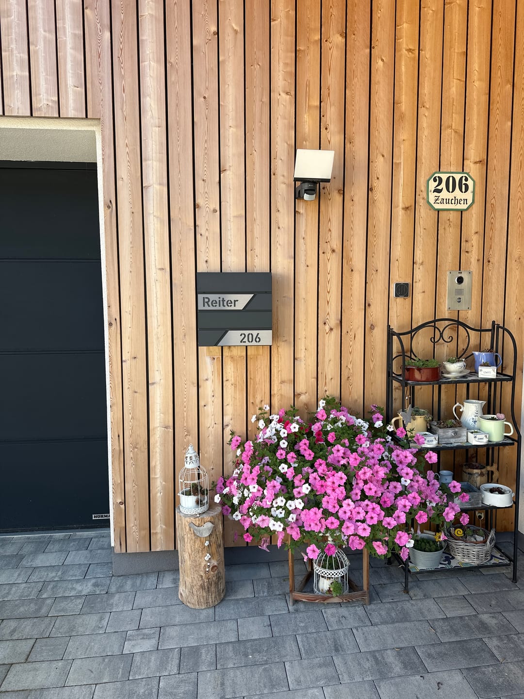 Customer photo review of AlbersDesign Briefkasten B1 anthrazit (RAL7016) personalisiert mit Edelstahl-Schildern
