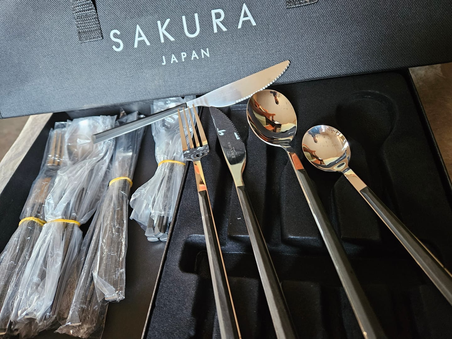 Customer photo review of Cubiertos Sakura Black 24 Piezas