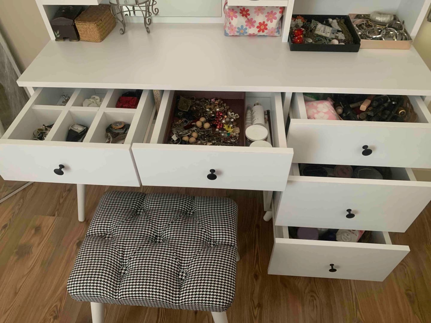 Customer photo review of Rani BJ101 Makyaj Tuvalet Masası 5 Çekmeceli Raflı Aynalı Takı Düzenleyici Puf Takım Beyaz