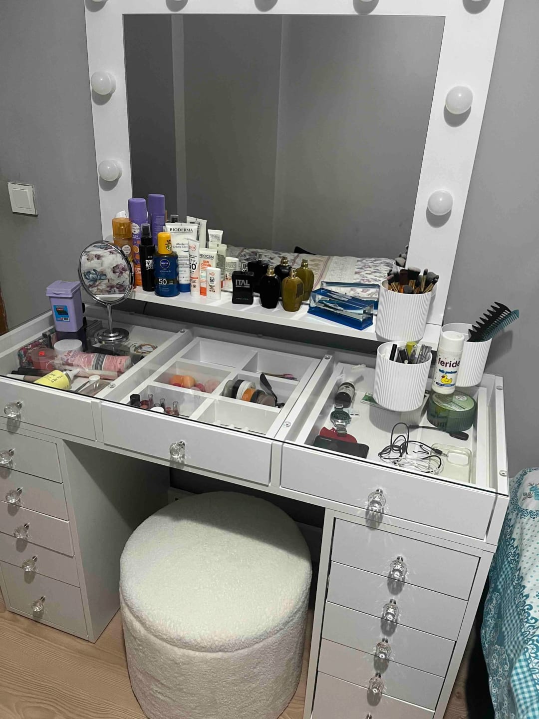 Customer photo review of Rani BJ118 Hollywood Işıklı Aynalı Kulis Makyaj Masası Cam Tablalı 13 Çekmeceli Takı Düzenleyici Beyaz