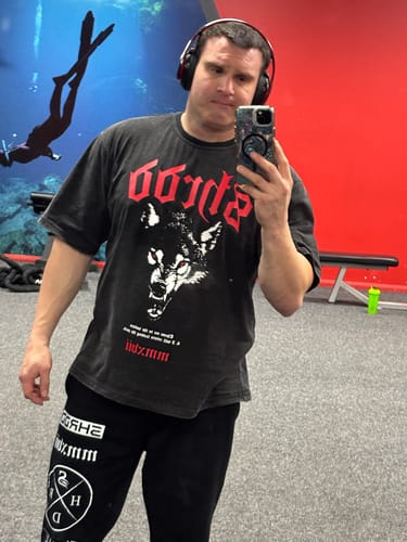 Customer photo review of Wolves - Pump cover - Oversized Gym T-shirt  - Acid Wash / Red