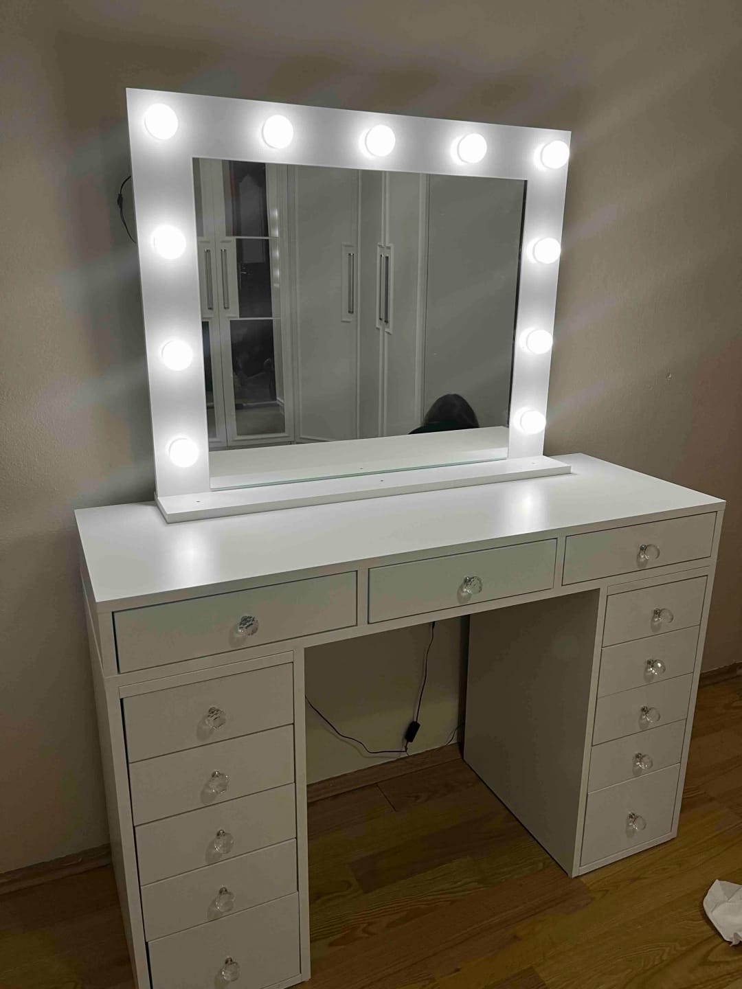 Customer photo review of Rani BJ119 Hollywood Işıklı Aynalı Kulis Makyaj Masası 13 Çekmeceli Takı Düzenleyici Beyaz