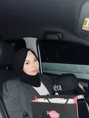 Customer photo review of 9FORTY A-Frame Essential Old English Logo Black Snapback