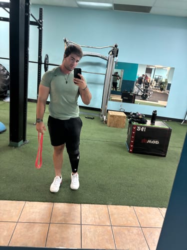 Customer photo review of Compression Sleeves V2 for Knees and Legs