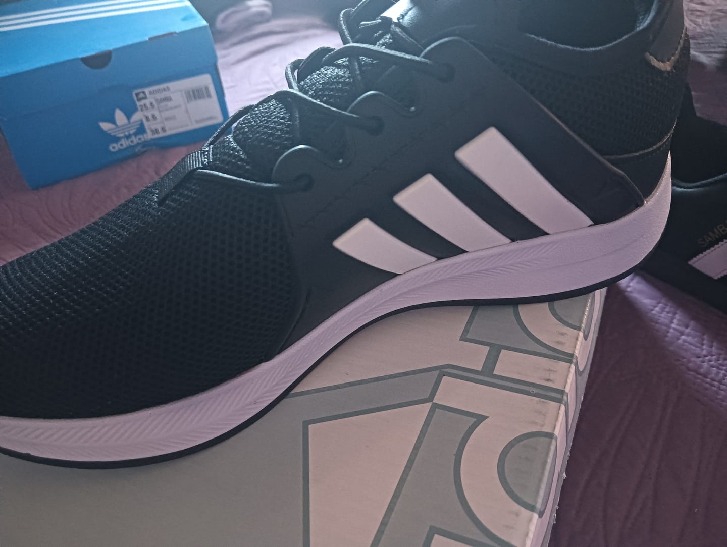 Customer photo review of Tenis Samba Negro Blanco