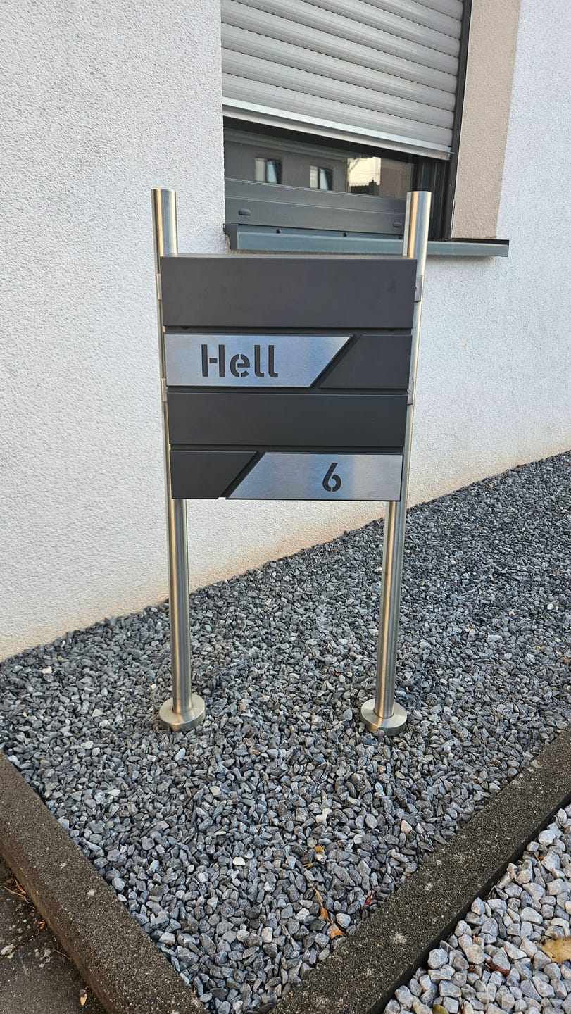 Customer photo review of AlbersDesign Briefkasten B1 anthrazit (RAL7016) personalisiert mit Edelstahl-Schildern