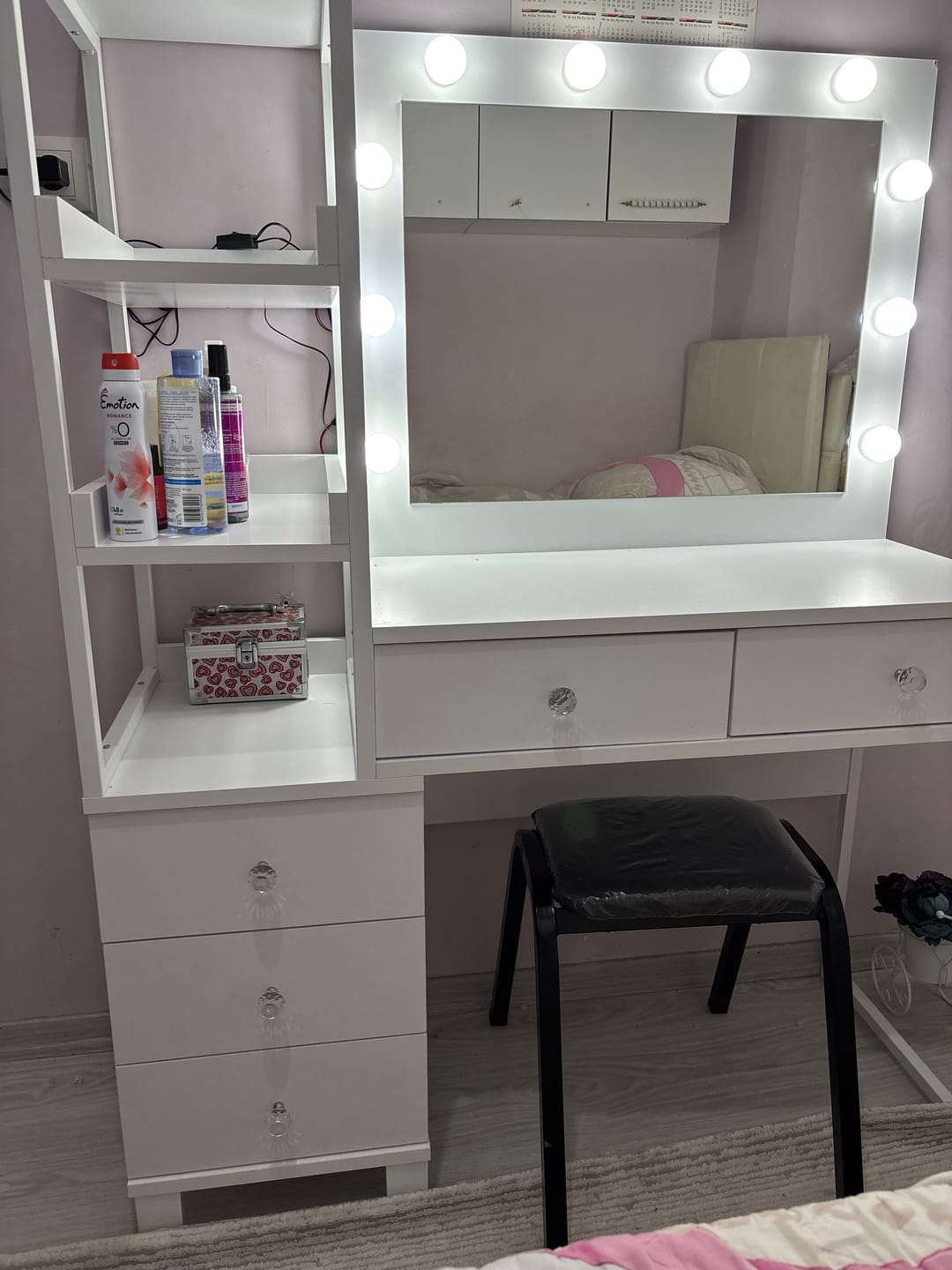 Customer photo review of Rani BJ128 Hollywood Işıklı Aynalı Kulis Makyaj Masası 5 Çekmeceli Raflı Takı Düzenleyici Beyaz