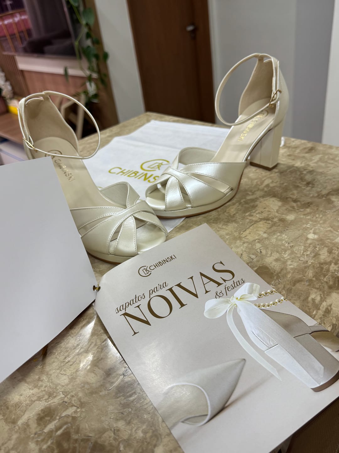 Customer photo review of Sandália Noiva Meia Pata Couro Perolado