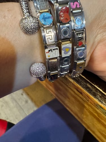 Customer photo review of Charm Inicial Rosa