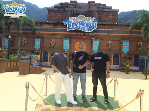 Customer photo review of New York Yankees Mix League Script Black Short Sleeve T-Shirt