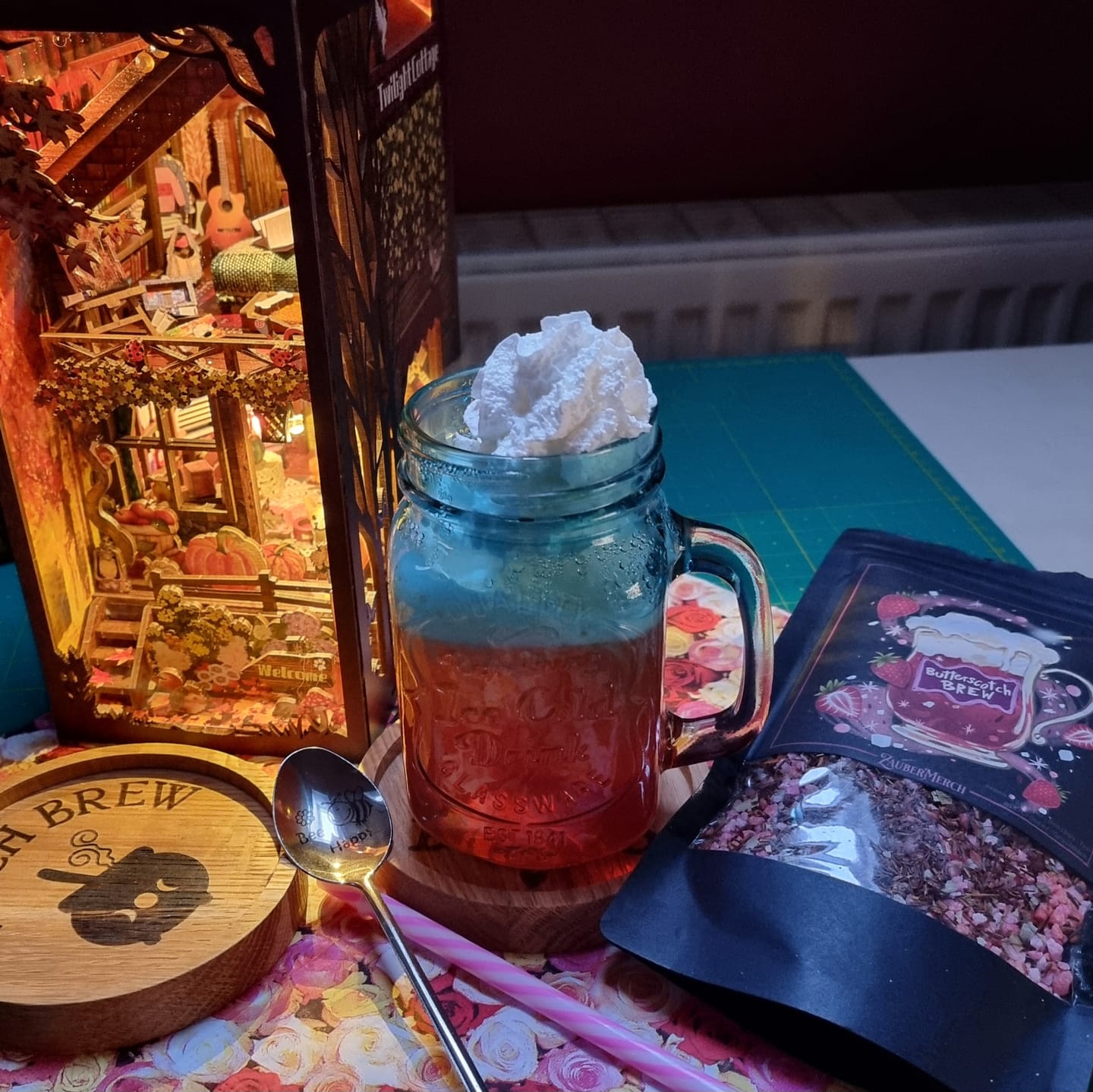 Customer photo review of Book Nook Diorama – Leuchtende Miniaturwelt fürs Bücherregal (4 Designs zur Auswahl)