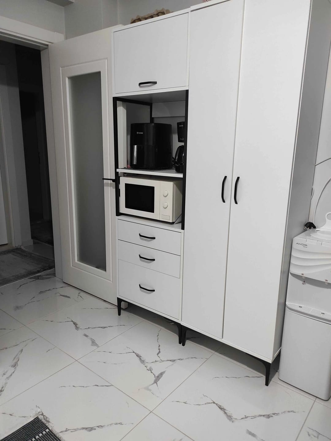 Customer photo review of Rani JE142 Çok Amaçlı Dolap 3 Kapaklı 3 Çekmeceli Kiler Mutfak Dolabı Beyaz