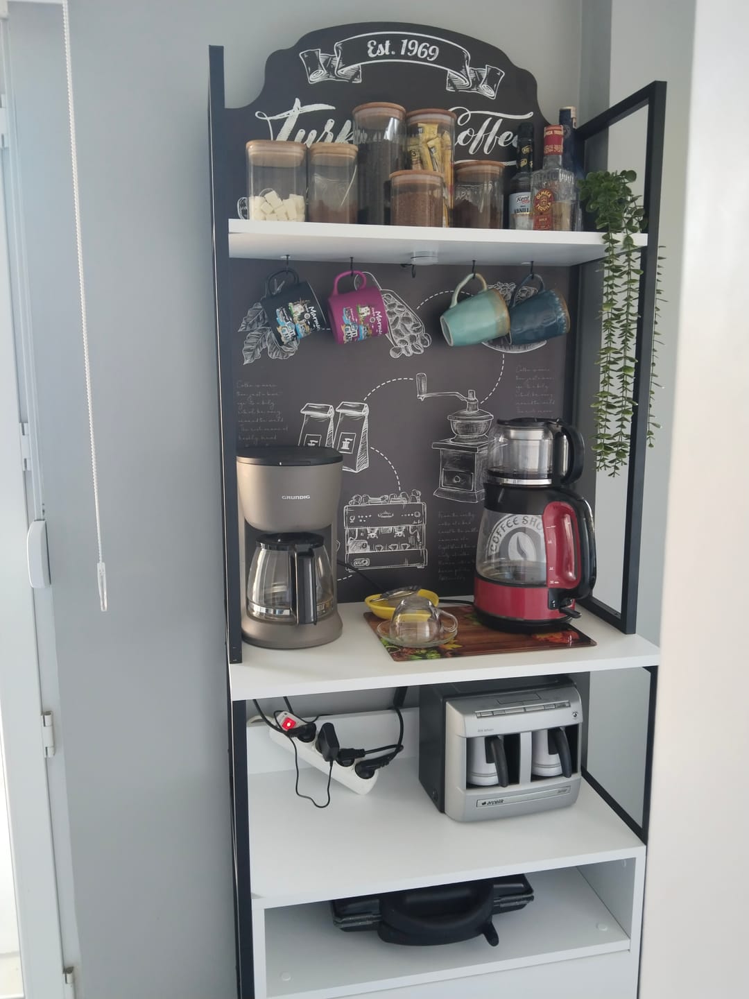 Customer photo review of Rani JE155 Işıklı Kahve Köşesi Çekmeceli Çok Amaçlı Mutfak Dolabı Beyaz