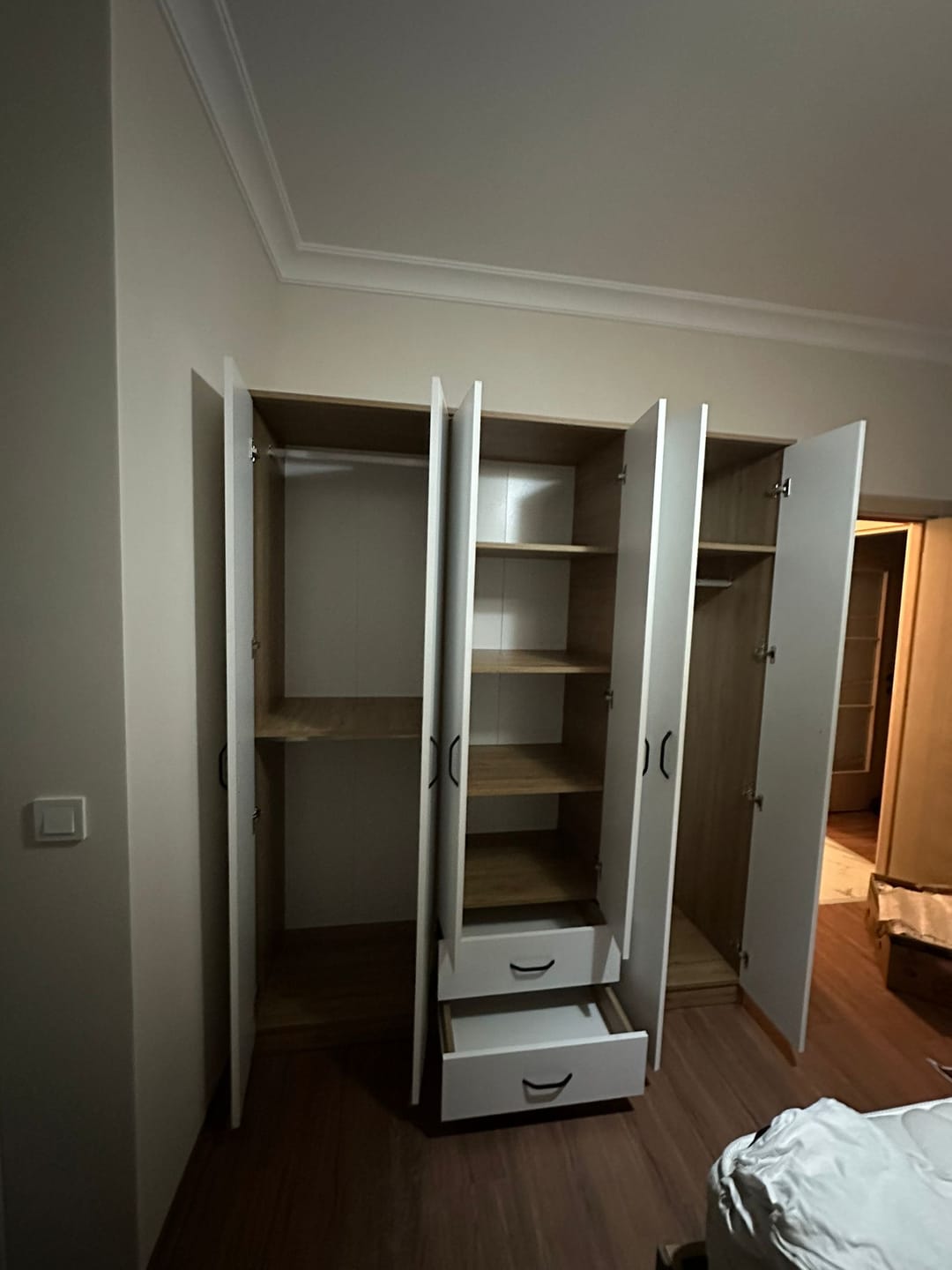 Customer photo review of Rani BA113 Geniş Gardırop Elbise Dolabı 6 Kapaklı 2 Çekmeceli 5 Raflı 3 Askılı Sepet Ceviz - Beyaz