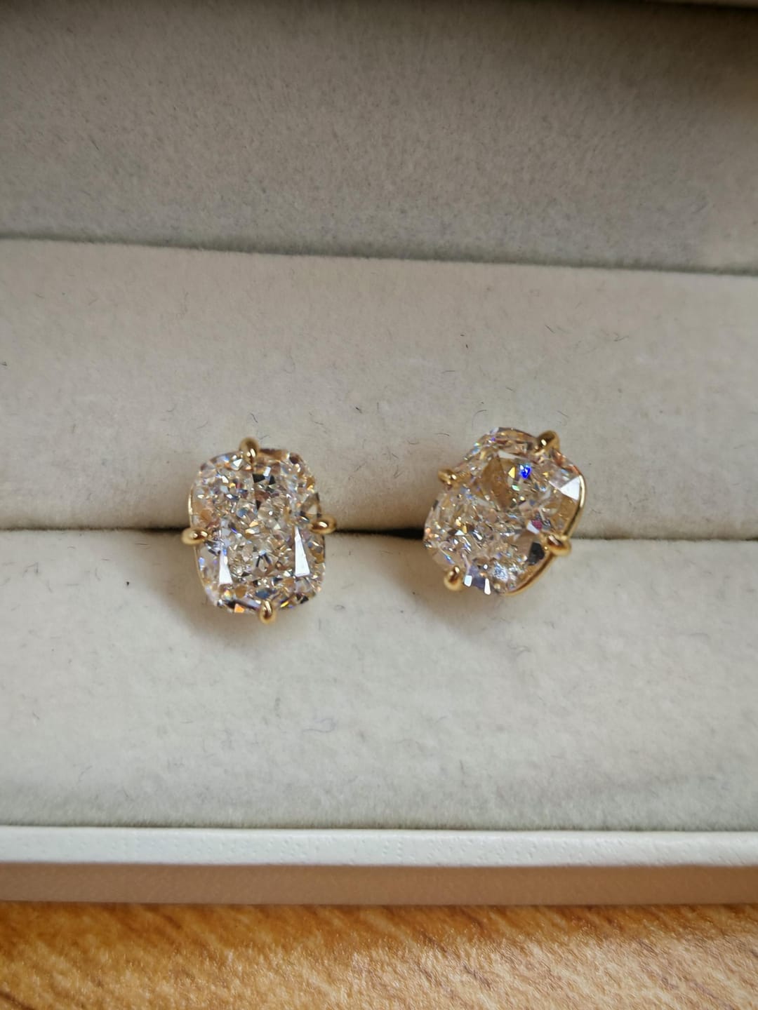 Customer photo review of S925 4.0 Ct*2pc Cushion Cut Women's Stud Earrings Vintage Earrings For Everyday Wear
