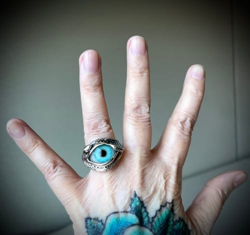 Customer photo review of Ojo De Medusa Hand Painted Light Blue Eye Ring