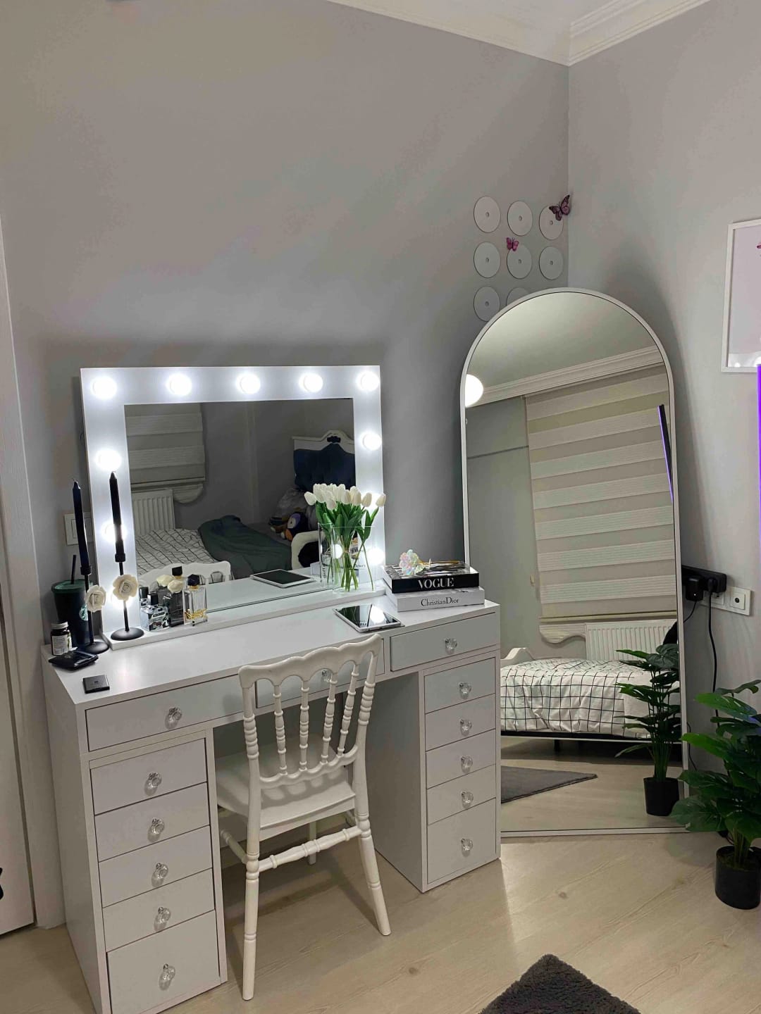 Customer photo review of Rani BJ119 Hollywood Işıklı Aynalı Kulis Makyaj Masası 13 Çekmeceli Takı Düzenleyici Beyaz