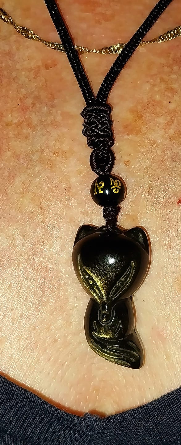 Customer photo review of Pendentif "Renard Sage" en Obsidienne Dorée